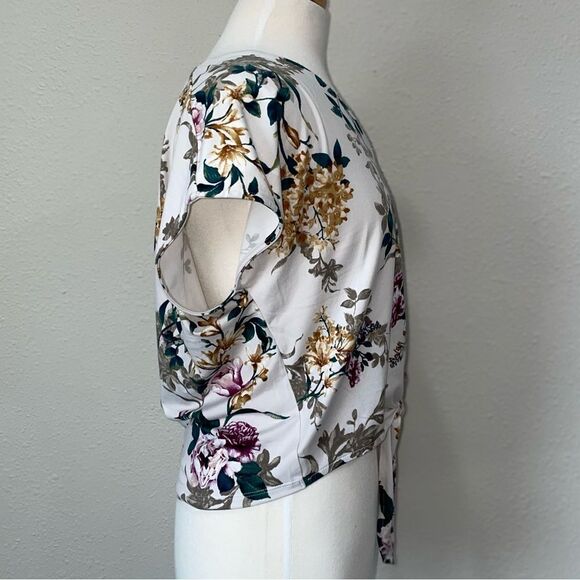 Hem & Thread Floral Waist Length Top Medium - Picture 2 of 6